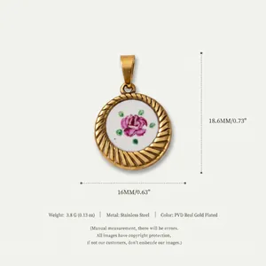 Détail d'un pendentif en émail rose vintage en acier inoxydable plaqué or PVD