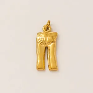 Detailweergave van een gouden hanger in de vorm van een broek van 18k titaniumstaal.
