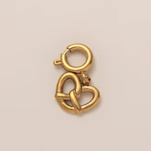 Minimalistische goudkleurige hartvormige pretzel hanger met veilige veerringsluiting
