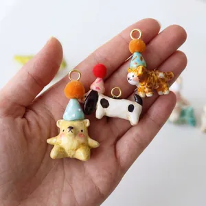 Handbemalte Miniatur-Tieranhänger mit bunten Partyhüten für DIY-Schmuckherstellung