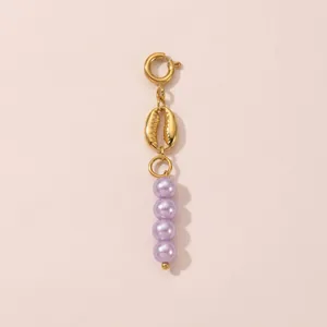 Elegante ciondolo con conchiglia ciprea dorata e perle viola per gioielli da spiaggia