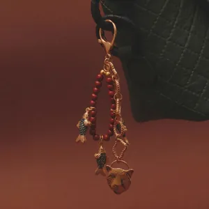 Ciondolo per Borsa Stile Cinese con Pesce Koi e Testa di Leopardo Catena Dorata Perline Rosse Portachiavi Portafortuna Donna