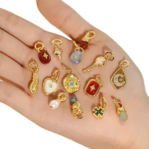 Assortiment de breloques en acier inoxydable doré avec cœur, croix et perle sur la paume