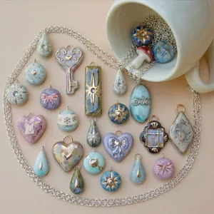 Collezione di ciondoli artistici in ceramica dipinti a mano a forma di cuore e stella