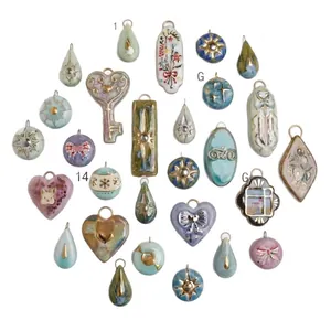 Ciondoli in ceramica dipinti a mano in varie forme come cuore e goccia d'acqua.