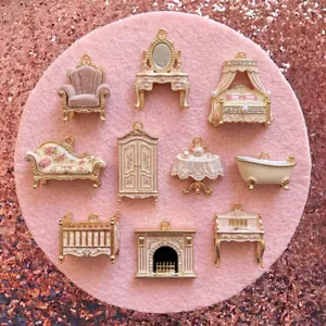 Detailansicht von 10 niedlichen rosa Miniaturmöbel-Anhängern im Prinzessinnen-Stil für Schmuck