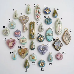 Collezione di ciondoli in ceramica dipinti a mano con forme di stella, cuore e goccia