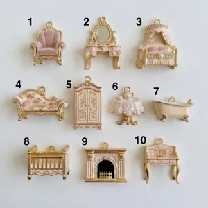Set mit 10 Miniatur-Möbelanhängern im Vintage-Stil in Rosa und Creme mit Goldakzenten