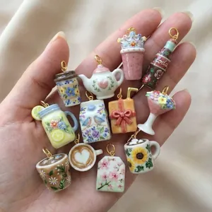 Vue détaillée de divers charms miniatures en céramique colorée pour des colliers DIY
