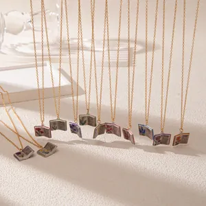 Élégant ensemble de 12 colliers avec pendentifs livre fleur de naissance dorés