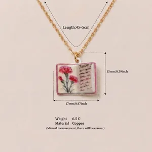 Élégant collier livre en cuivre vintage avec un pendentif fleur de janvier détaillé