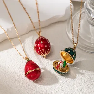 Détail du collier médaillon œuf en émail vintage avec petites figurines miniatures à l'intérieur