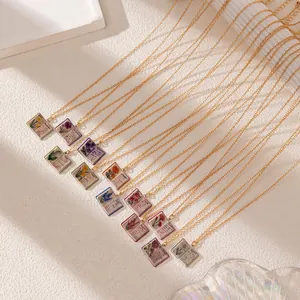 Vue détaillée de douze pendentifs de livre rétro avec des motifs floraux mensuels