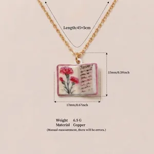 Vue détaillée des dimensions et des spécifications du matériau du collier pendentif livre vintage.