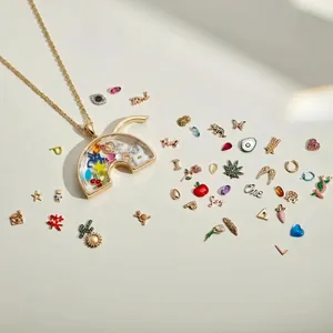 Detailansicht der Vintage-Regenbogen-Medaillon-Kette mit verschiedenen DIY-Anhängern