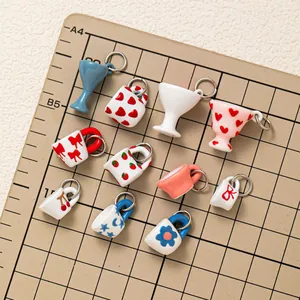 Sortiment bunter und süßer Comic-Tassenanhänger für handgefertigten DIY-Schmuck-Teile