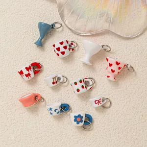 Verschiedene niedliche Miniatur-Tassenanhänger mit bunten handgemalten Mustern für DIY-Schmuck