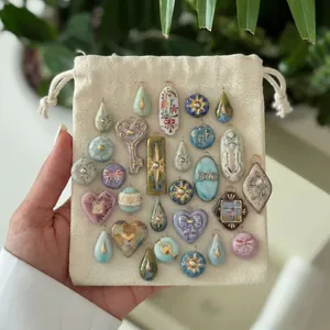 Assortiment handgeschilderde vintage bedels in hart-, ster- en druppelvorm voor sieraden DIY.