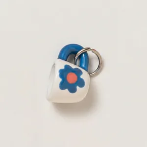 Süßer Cartoon-Becher-Anhänger mit buntem Emaille-Blumenmuster für DIY-Schmuck-Design