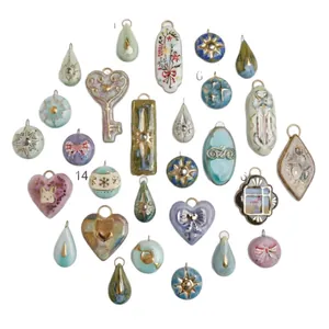 Collectie diverse handbeschilderde keramische sieradenhangers met ster- en hartmotieven.