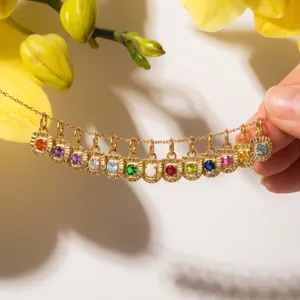 Dettaglio collana placcata oro con 12 vivaci ciondoli con pietre portafortuna elegante