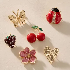 Assortimento di spille in smalto stile pastorale con motivi di coccinella, fragola e ciliegia