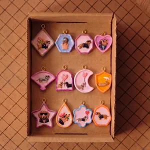 Vue détaillée de 12 pendentifs mignons en forme de teckel pour la Saint-Valentin