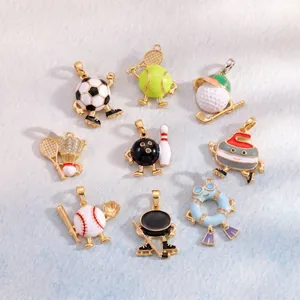 Vue macro de divers pendentifs de sport en émail avec finition plaquée or