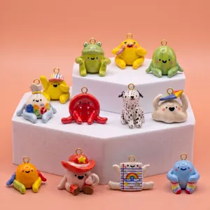 Collezione di ciondoli colorati a forma di animali e oggetti con anellini dorati