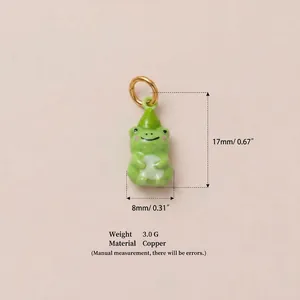 Dettaglio ciondolo a forma di rana verde con dimensioni: 17 mm di altezza e 8 mm.