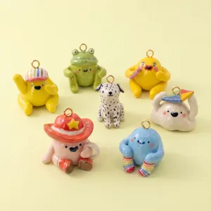 Varietà di simpatici ciondoli animali in ceramica tra cui rana, dalmata e figure