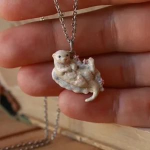 Süße handgefertigte Fischotter-Halskette mit rosa Sternen, filigraner Keramik-Schmuck