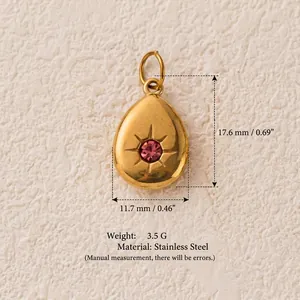 Vue détaillée d'un pendentif goutte en acier doré avec une pierre rose et étoile