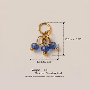 Détail d'un pendentif en acier inoxydable doré avec perles bleues et dimensions