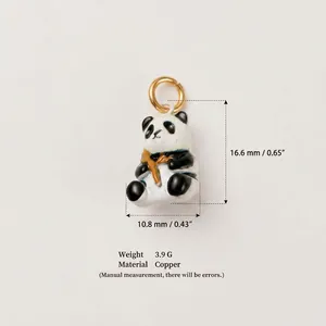 Ciondolo panda in smalto e rame con anello dorato, dettagli dimensioni macro visione