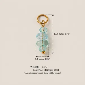 Vue détaillée des mesures du pendentif en perles de cristal bleu avec anneau doré acier