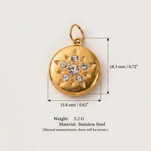 Vue détaillée d'un pendentif étoile en acier inoxydable plaqué or 18K avec pierres précieuses.