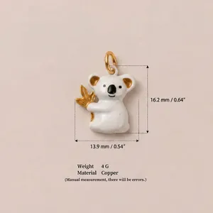 Dettaglio del ciondolo koala in smalto bianco con dimensioni, peso e materiale in rame