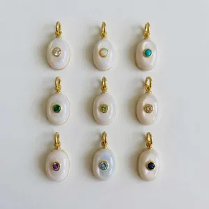 Set de nueve colgantes ovalados de acero inoxidable dorado con piedras de colores