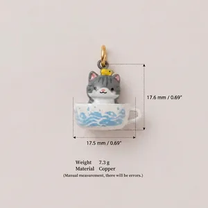 Pendentif miniature chat dans une tasse en cuivre avec dimensions 17,5 mm 7,3 g