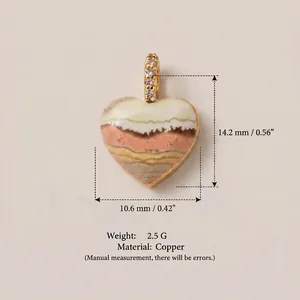 Detailansicht des herzförmigen Anhängers in Erdtönen mit Maßen 14,2x10,6 mm