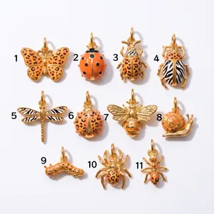 Une sélection de 11 pendentifs insectes dorés avec des motifs imprimés animaliers