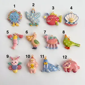 Collezione di 12 ciondoli colorati con animali e vita marina per gioielli fai-da-te.