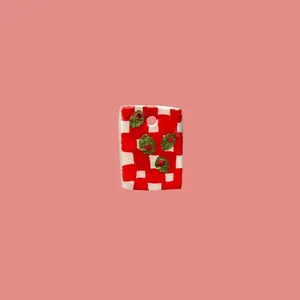 Primer plano de colgante de cuadros pintado a mano con motivos de frutas verdes DIY
