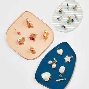 Elegante Perlen- und Muschel-Anhänger für DIY-Schmuckherstellung auf Deko-Tabletts