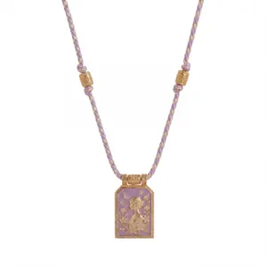 Gedetailleerde weergave van een ketting met paarse emaille hanger en reliëf godin