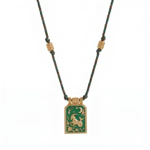 Gedetailleerd beeld van groene emaille Steenbok hanger met gevlochten koord ketting
