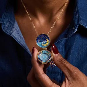 Primer plano de un collar relicario esmaltado estilo cuento de hadas con bruja