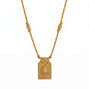 Detailweergave van de reliëf leeuwenhanger met emaille en geweven gouden koordketting
