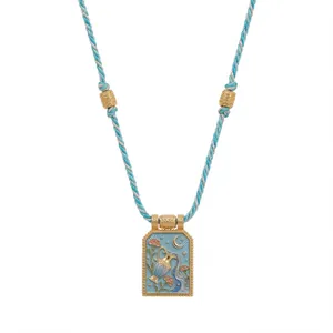 Detailweergave van de emaille Waterman-ketting met blauwe gevlochten koordketting en reliëf